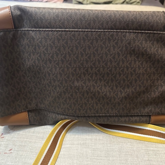 Michael Kors duffle bag/luggage - Picture 3 of 4